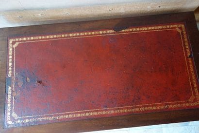 Bureau plat en bois naturel garni de cuir,...