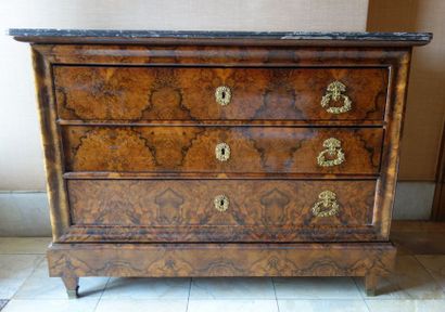 Commode en placage de ronce ouvrant à quatre...