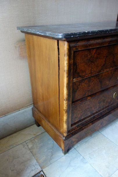Commode en placage de ronce ouvrant à quatre...