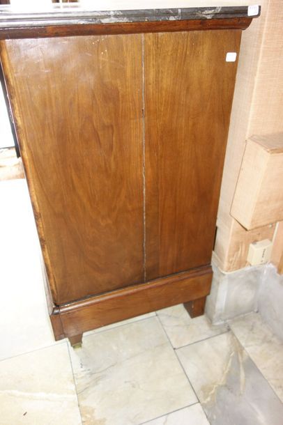 Commode en placage de ronce ouvrant à quatre...