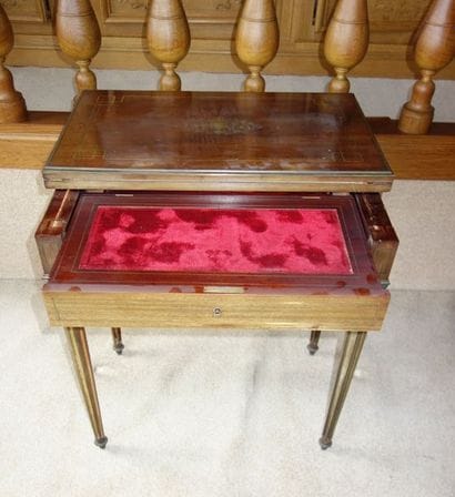 Table à jeux formant écritoire à plateau...