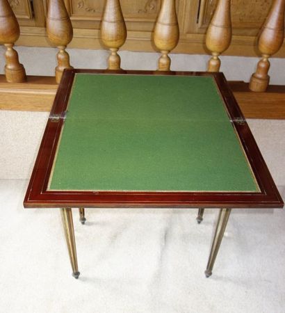 Table à jeux formant écritoire à plateau...