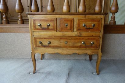 Commode en bois naturel à quatre tiroirs,...