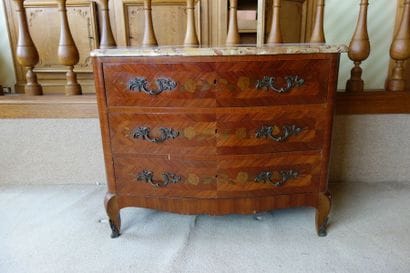 Commode galbée en bois de placage marquetée...