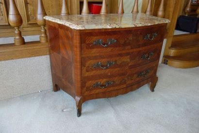 Commode galbée en bois de placage marquetée...