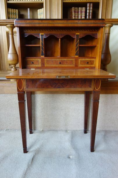 Commode en bois naturel à colonnes détachées...