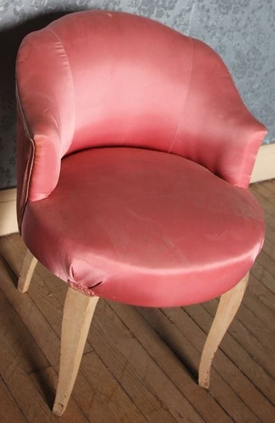 Chaise de coiffeuse en bois laqué blanc garnie...