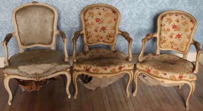 Un fauteuil cabriolet en bois laqué blanc...