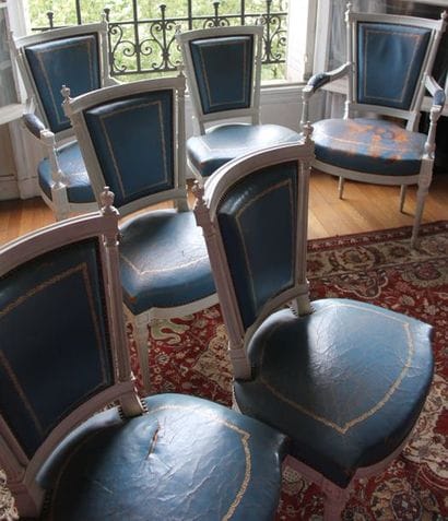 Six chaises cabriolets et deux fauteuils...