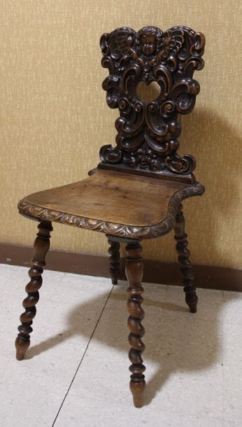 Chaise lorraine en bois naturel sculpté de...