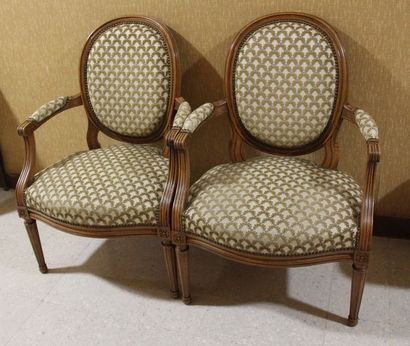 Paire de fauteuils cabriolets à dossier médaillon...