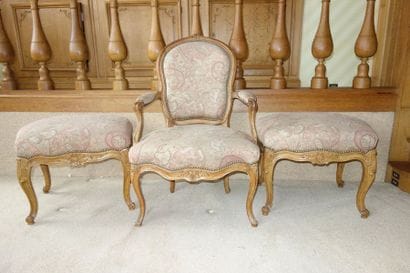 Paire de tabourets et un fauteuil cabriolet...
