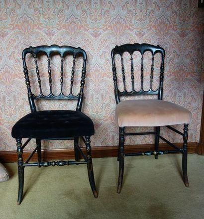 Paire de chaises à barreaux en bois noirci,...
