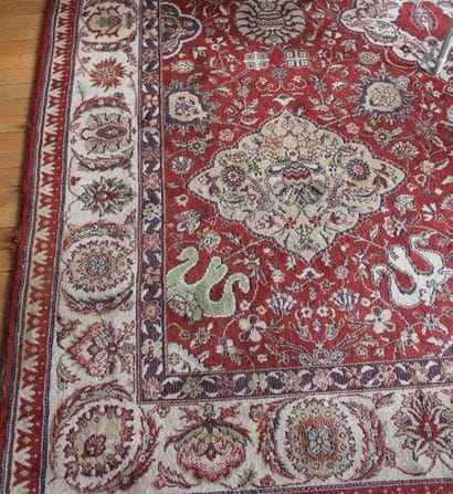 Tapis en laine à fond corail à décor de fleurs...