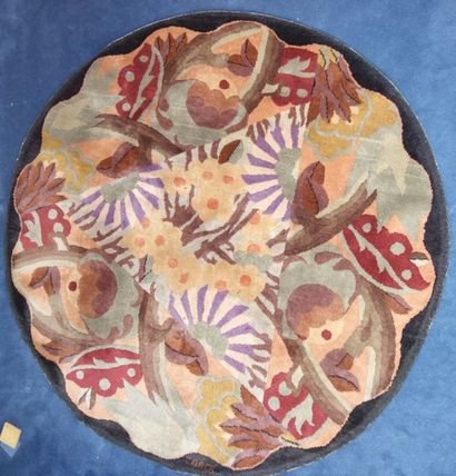 Tapis rond en laine polychrome à décor de...