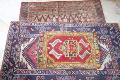 Trois tapis divers