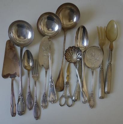 Lot de couverts de service en métal arge...