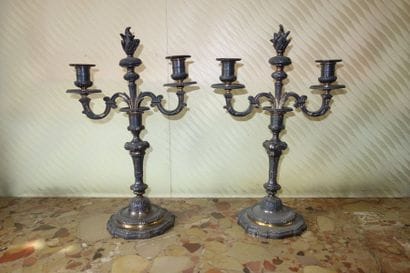 Paire de candélabres en métal argenté à deux...