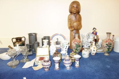 Lot : -Paire de vases balustres en métal...