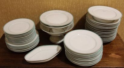 Partie de service de table en porcelaine...