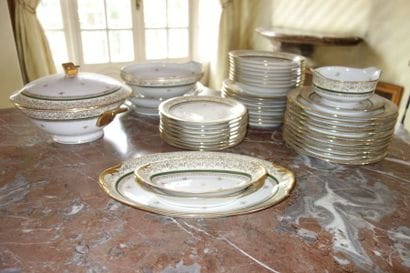 LIMOGES Partie de service de table en porcelaine...
