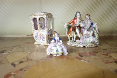 Lot de statuettes en porcelaine polychro...