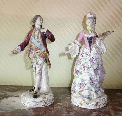 Paire de statuettes en porcelaine polychrome...