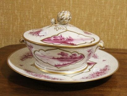 Bouillon couvert et son présentoir en porcelaine...