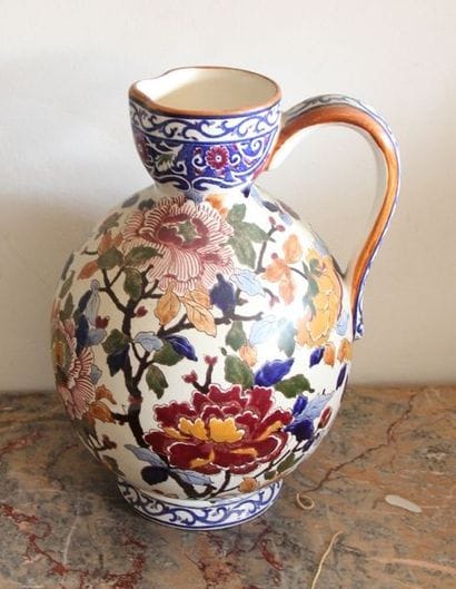 GIEN Pichet et dessous de plat à décor polychrome...