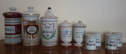Lot de pots à pharmacie en céramique dépareillé...