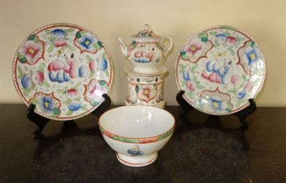Lot en porcelaine de BAYEUX : - Bol en porcelaine...