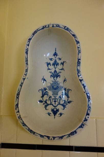 Lot de cinq bidets en faïence bleu-blanc...