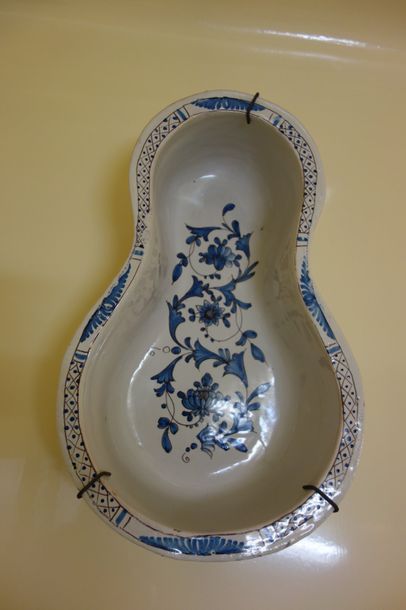 Lot de cinq bidets en faïence bleu-blanc...