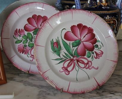 Paire d'assiettes en faïence à décor de fleur...