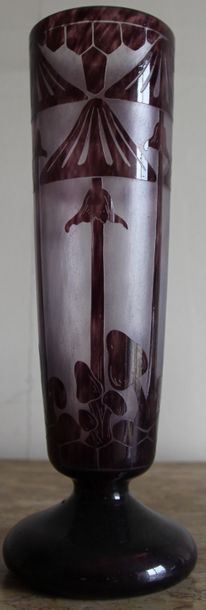 Vase sur pied en verre mauve gravé de champignons...