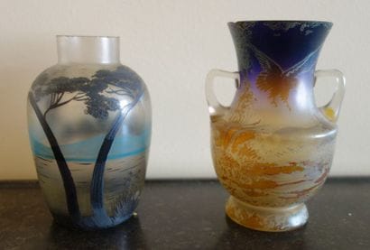 Deux vases en verre à décor peint ou irisé...