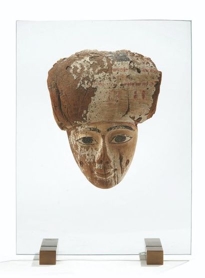 Masque de sarcophage coiffé d'un large Némès...