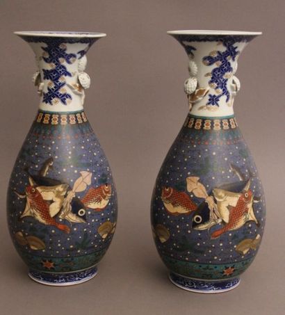 Paire de vases piriformes en porcelaine,...