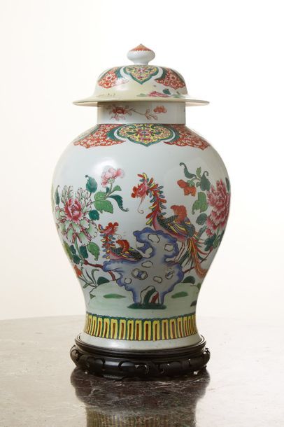 Potiche balustre couverte en porcelaine polychrome...