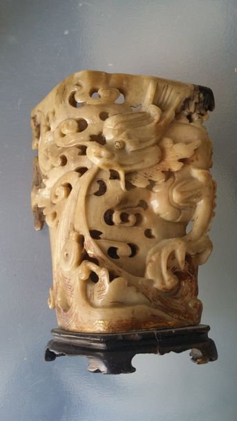 Vase en stéatite beige veinée de brun, avec...
