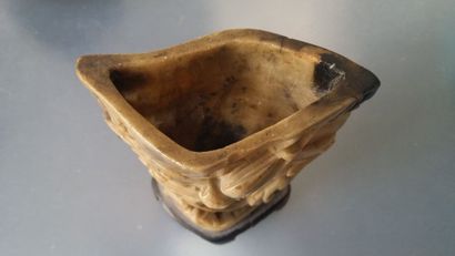 Vase en stéatite beige veinée de brun, avec...