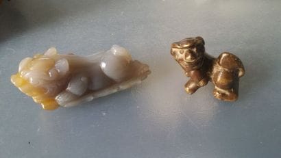 . Lot de deux sujets, l’un en agate grise...