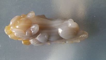 . Lot de deux sujets, l’un en agate grise...