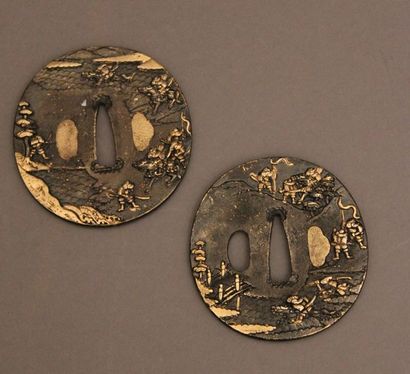 Deux tsuba marugata en fer, à décors en suite,...