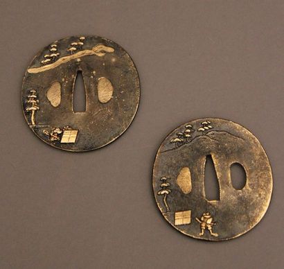 Deux tsuba marugata en fer, à décors en suite,...
