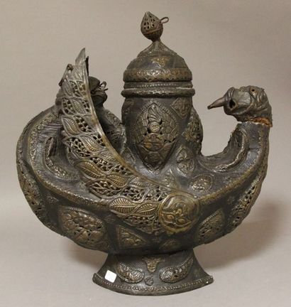 Grand brûle-parfum en bois et cuivre repoussé...