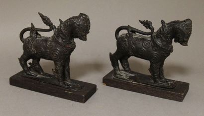Paire de sculptures en bronze patine noire...