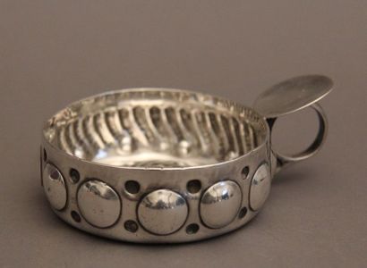 Tastevin en argent 950°/°° à décor en repoussé...