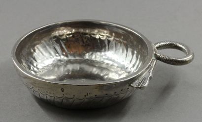 Tasse à vin en argent à décor de godrons...
