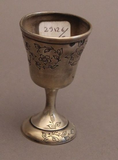 *Coquetier en argent 950°/°° gravée de feuillage,...